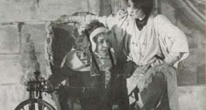 Sarah Bernhardt dans " La belle au bois dormant ", pièce de Jean Richepin et Henri Cain : documents iconographiques - 1907 - Gallica-BNF